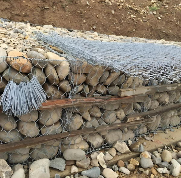 Blog perusahaan terbaru tentang Bagaimana Mesin Jaring Gabion Mendukung Pengendalian Banjir & Stabilisasi Lereng