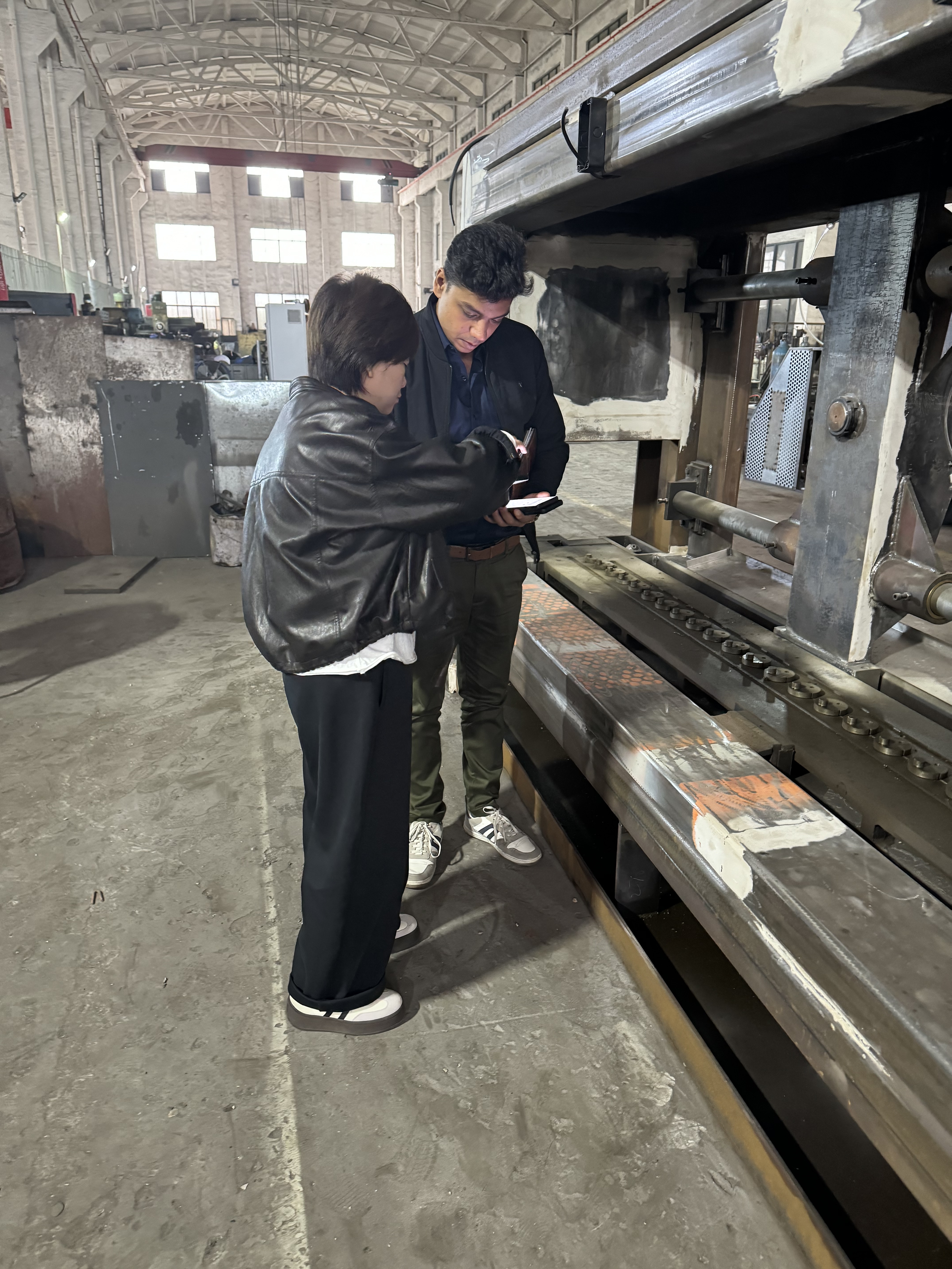 Blog perusahaan terbaru tentang Pelanggan India Kunjungi Pabrik Kami untuk Inspeksi Mesin Gabion Mesh