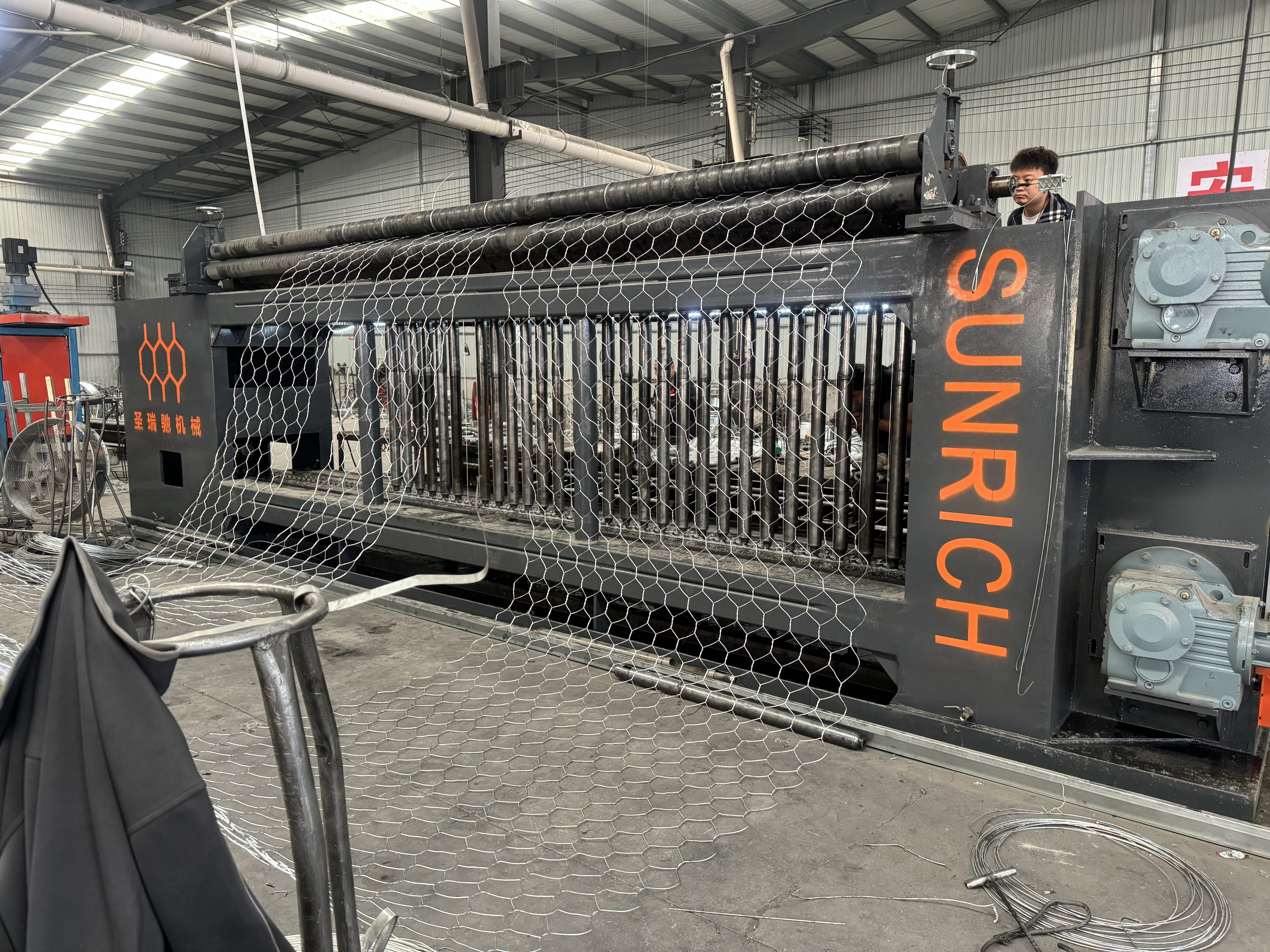 Blog perusahaan terbaru tentang CNC Servo Gabion Mesh Machine Shipped to Nepal for River Protection Project