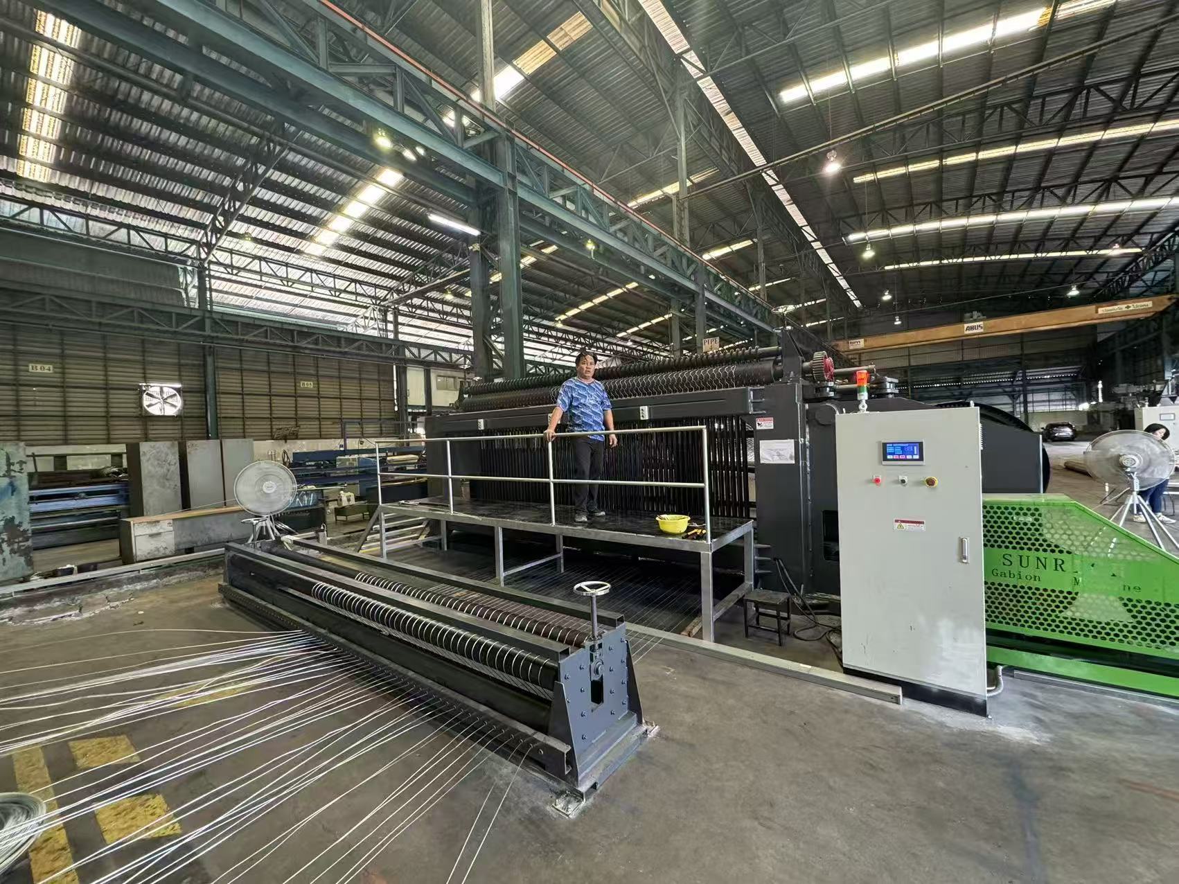 Blog perusahaan terbaru tentang Meningkatnya Risiko Longsor di Daerah Pegunungan? Mesin Gabion Otomatis Mendukung Proyek Stabilisasi Lempongan di India