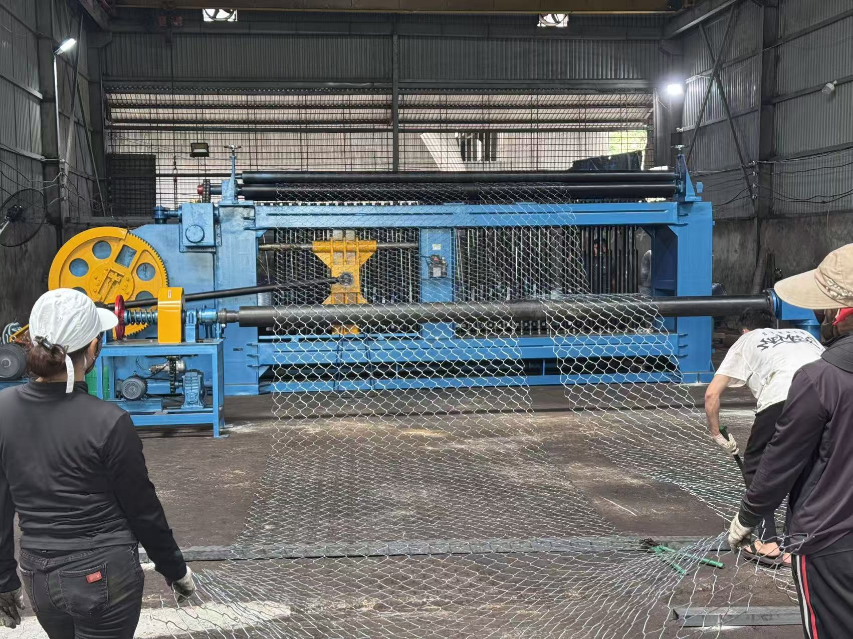 Blog perusahaan terbaru tentang Lini Produksi Jaring Gabion Lengkap Berhasil Dikomisikan di Vietnam